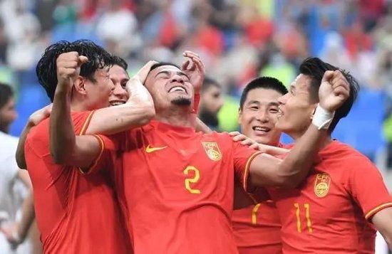 史泰龙一家五口合体 三女儿颜值爆表个个是腿精 2019-08-15 当地时间8月13日，美国好莱坞，电影《鲨海47：猛鲨出笼》首映礼。